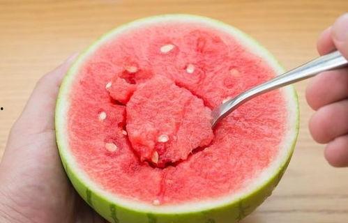 勺子吃瓜西瓜,西瓜的趣味食趣之旅