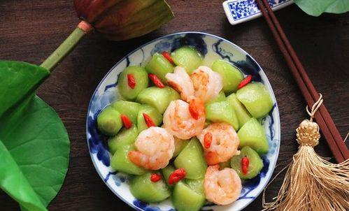 在桌边吃瓜,闲话家常，品味生活